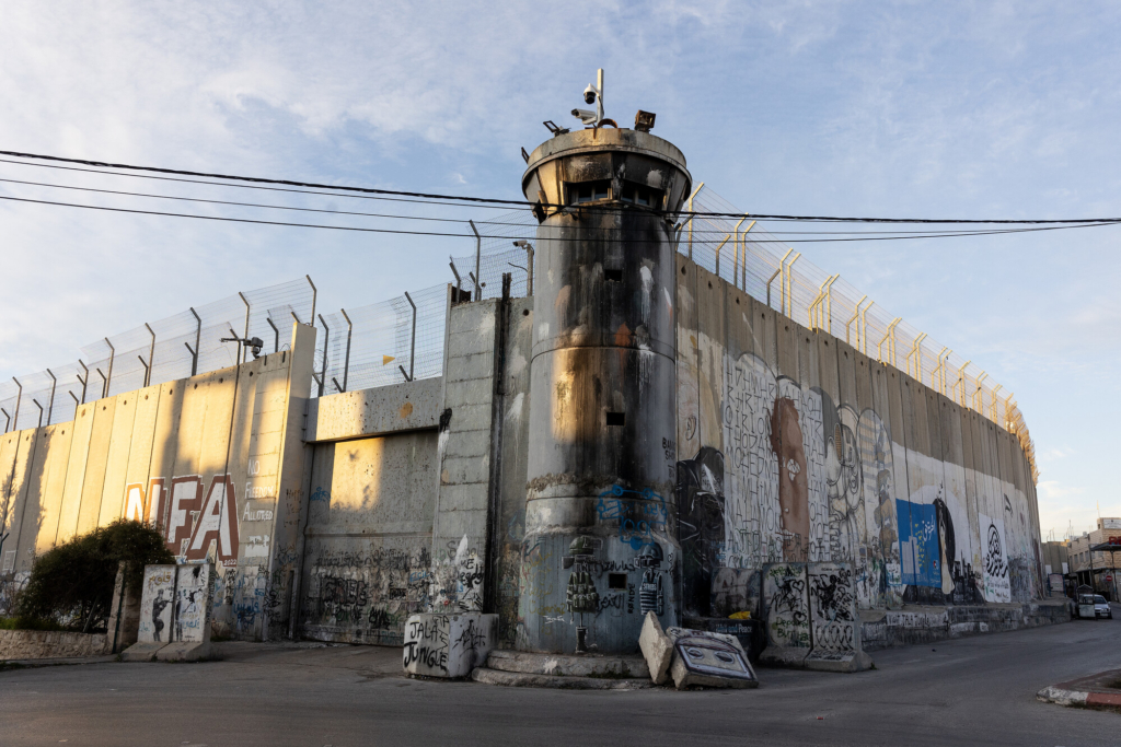 Zid, ki ga je nezakonito zgradil Izrael, za utrditev sistema apartheida, ki ga izvaja nad palestinskim prebivalstvom.