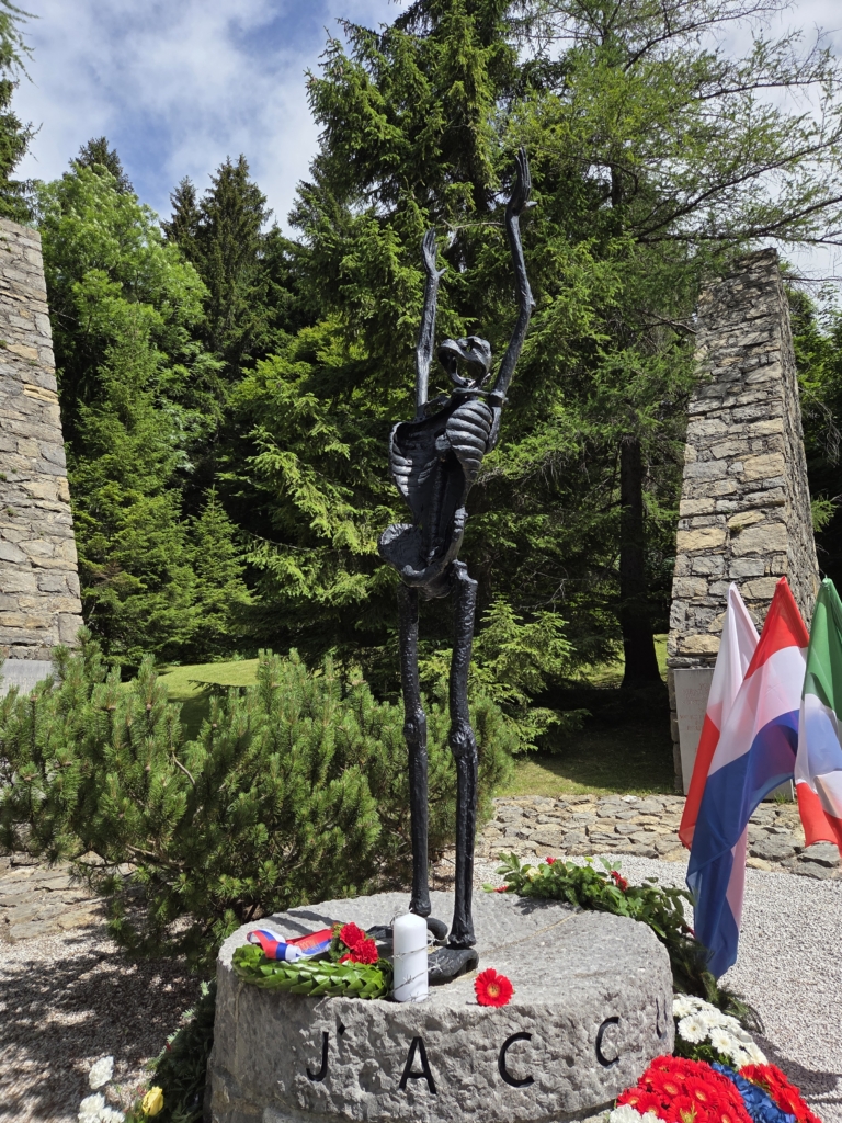 Svečka obdana z bodečo žico na spomeniku.