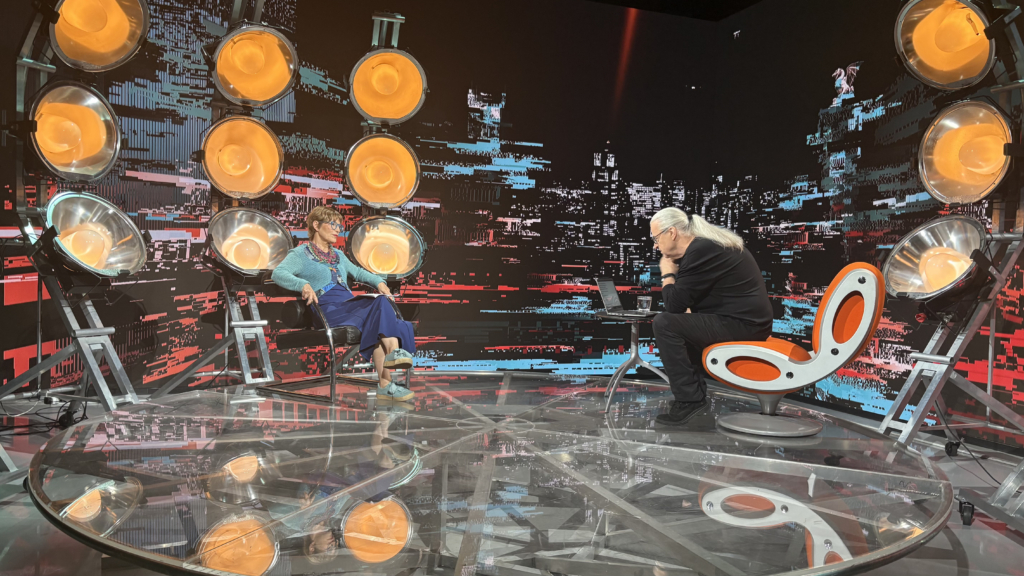 Ženska in moški v televizijskem studiu. 