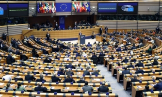 EU: Vzkliki »pošljite jih nazaj« so trenutek za soočenje z rasizmom Evrope